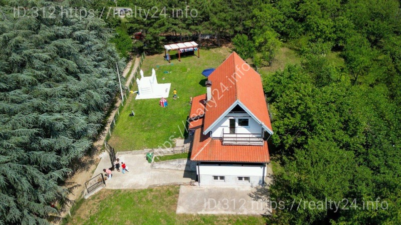 Country house surrounded by nature ID: 3764