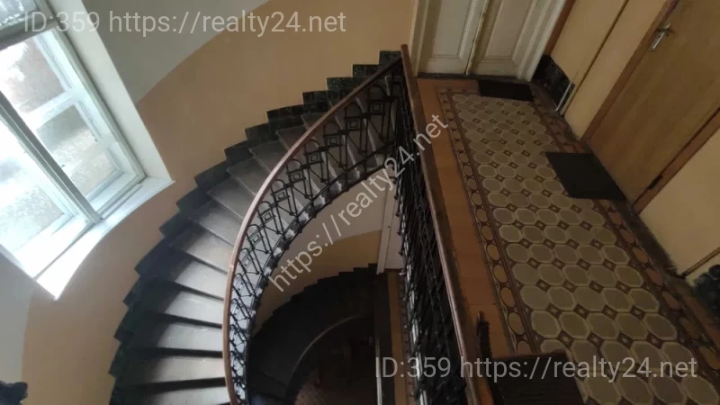 Austrian 4-room apartment in the center of Lviv &mdash; Shchepkina St., 96 m&sup2;, architectural monument ID: 6783